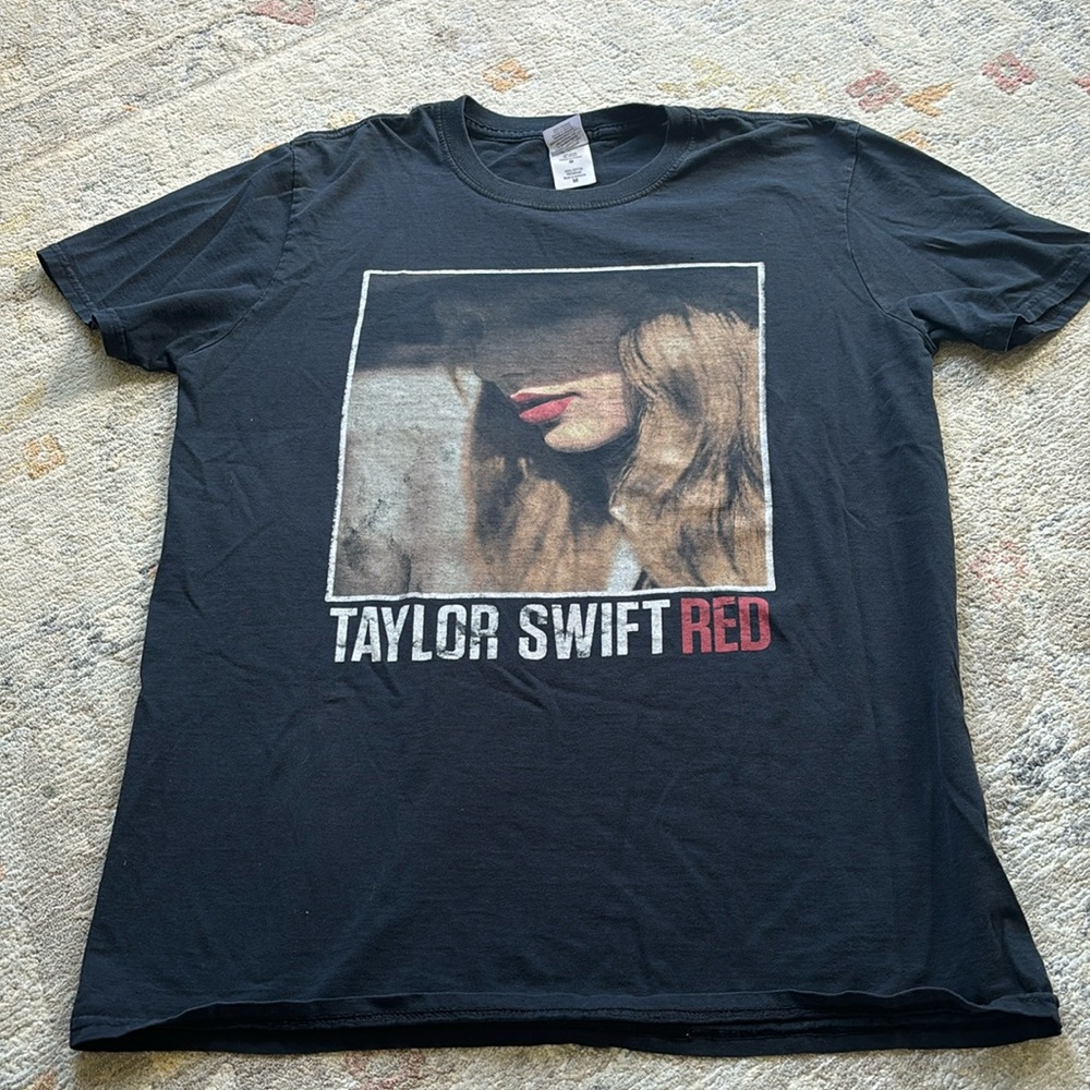 2013 Taylor Swift Red Concert Tour Black T-Shirt Size Women Medium Gildan Tag